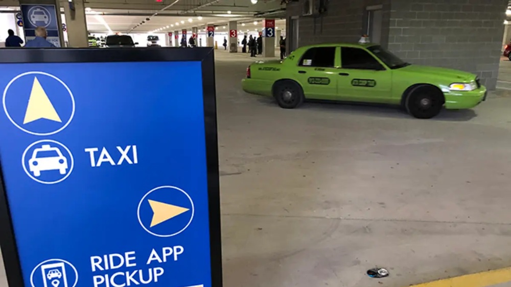 Khu vực đ&oacute;n taxi v&agrave; ride-sharing tại tầng dưới nh&agrave; ga Barbara Jordan