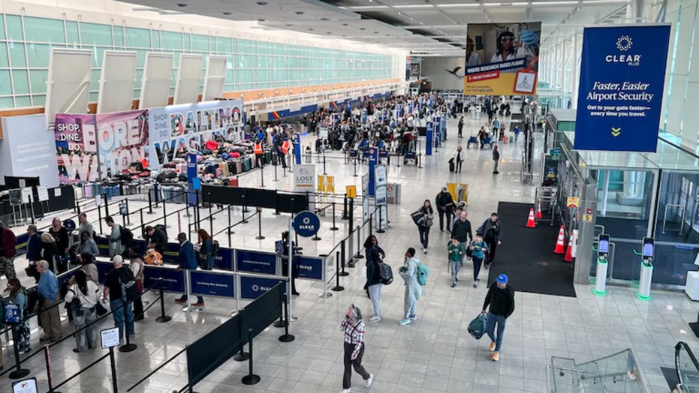 H&agrave;nh kh&aacute;ch l&agrave;m thủ tục nhập cảnh tại Concourse E