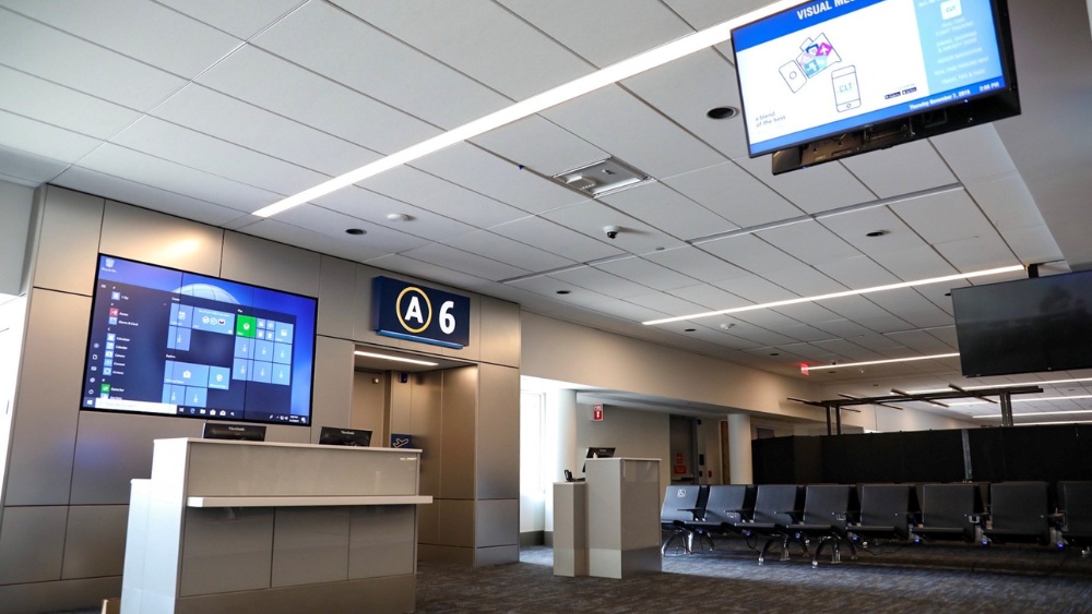 Khu vực cổng l&ecirc;n m&aacute;y bay của American Airlines tại s&acirc;n bay Charlotte Douglas