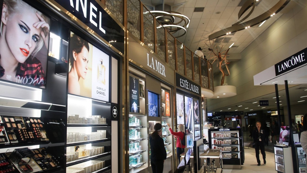Khu vực duty-free tại nh&agrave; ga D
