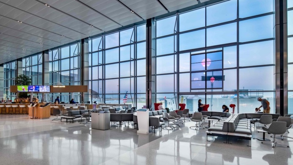 B&ecirc;n trong nh&agrave; ga hiện đại của s&acirc;n bay Dallas Fort Worth
