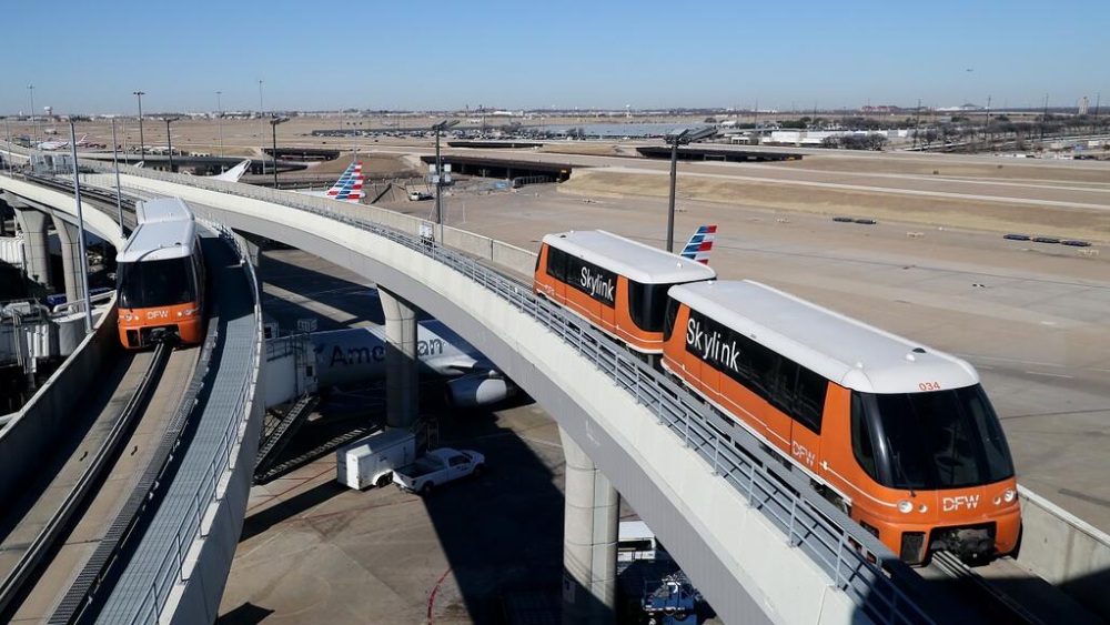 Hệ thống t&agrave;u Skylink kết nối c&aacute;c nh&agrave; ga tại s&acirc;n bay Dallas