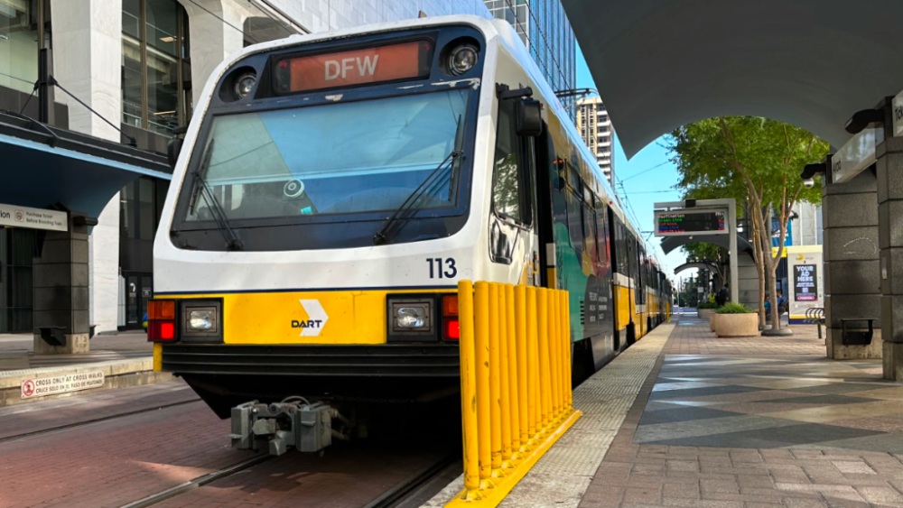 T&agrave;u điện DART tại ga s&acirc;n bay DFW