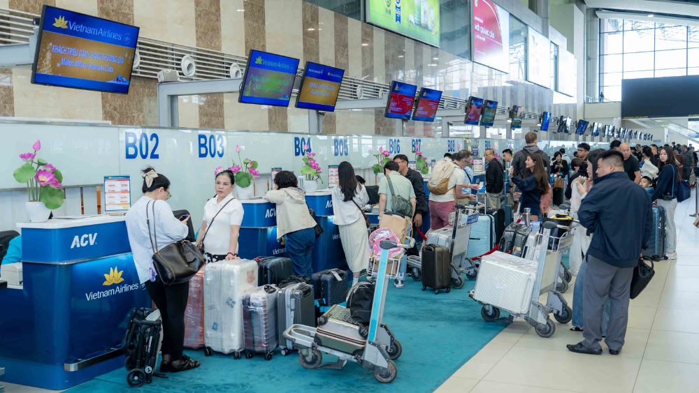 H&agrave;nh kh&aacute;ch l&agrave;m thủ tục check-in tại s&acirc;n bay quốc tế trước chuyến bay đến Detroit 