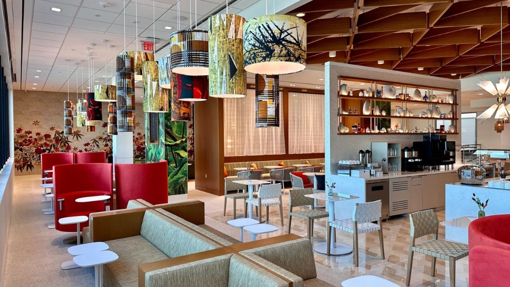 Khu vực ph&ograve;ng chờ v&agrave; mua sắm hiện đại b&ecirc;n trong s&acirc;n bay Fort Lauderdale