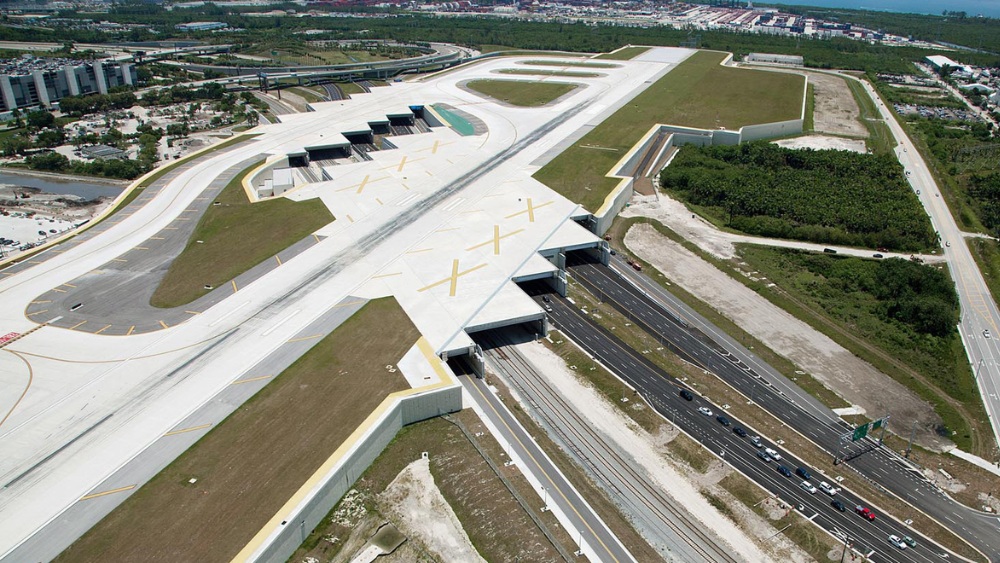 Đường băng v&agrave; khu vực b&atilde;i đỗ m&aacute;y bay tại s&acirc;n bay Fort Lauderdale FLL