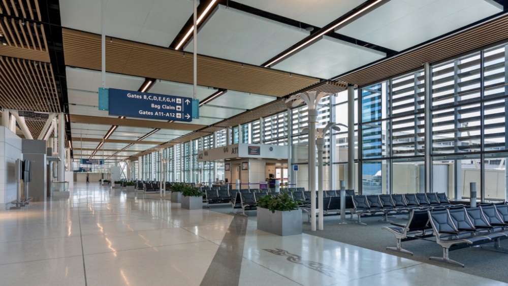 Nh&agrave; ga số 2 s&acirc;n bay quốc tế Honolulu với khu Garden Court c&acirc;y xanh đặc trưng