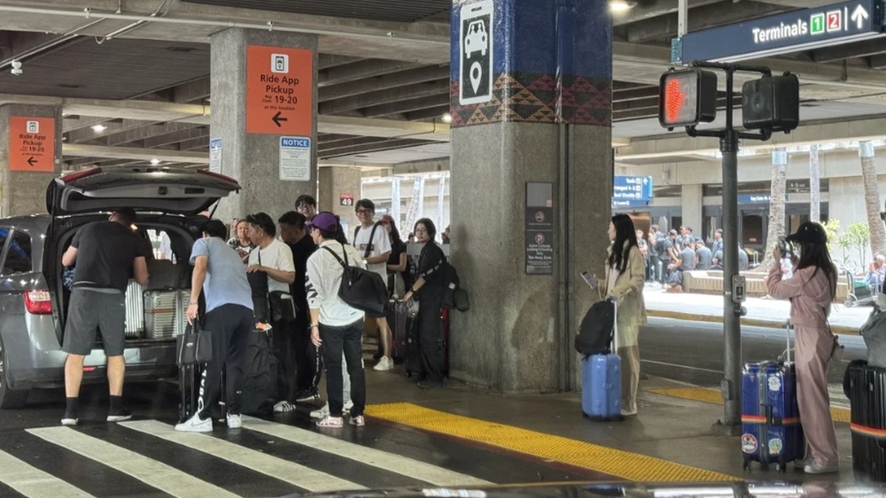 Khu vực đ&oacute;n taxi v&agrave; xe c&ocirc;ng nghệ trước nh&agrave; ga s&acirc;n bay quốc tế Honolulu