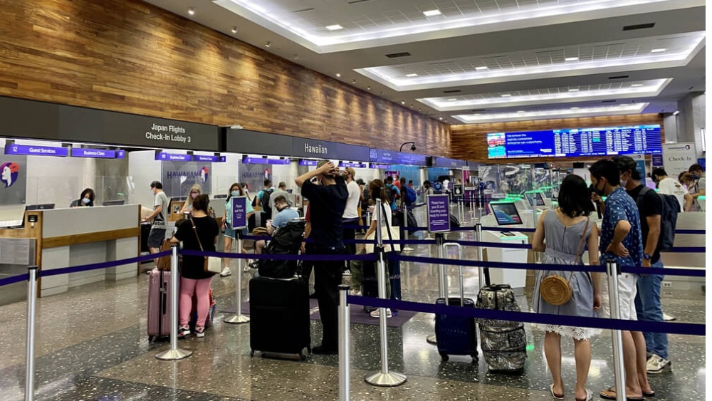 H&agrave;nh kh&aacute;ch check-in tại quầy l&agrave;m thủ tục s&acirc;n bay Honolulu