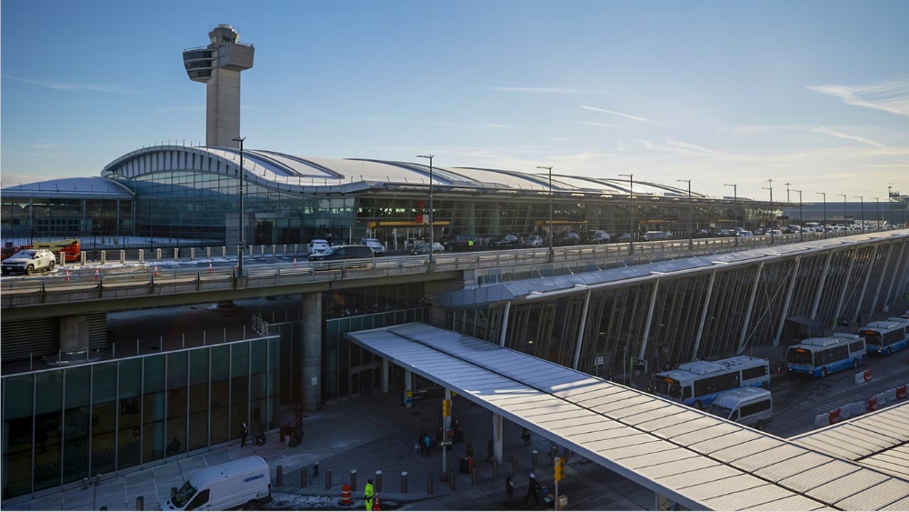 B&ecirc;n ngo&agrave;i nh&agrave; ga Terminal 4