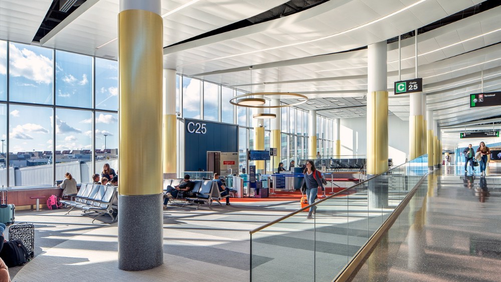 Sảnh nh&agrave; ga hiện đại b&ecirc;n trong s&acirc;n bay Boston Logan