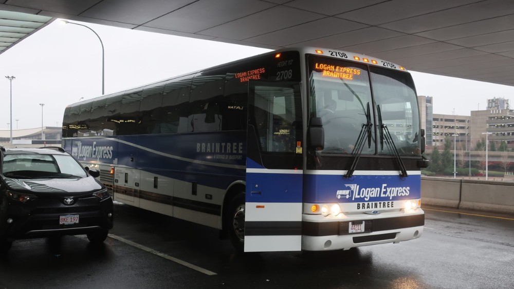  Xe bu&yacute;t Logan Express đ&oacute;n kh&aacute;ch tại s&acirc;n bay Boston Logan