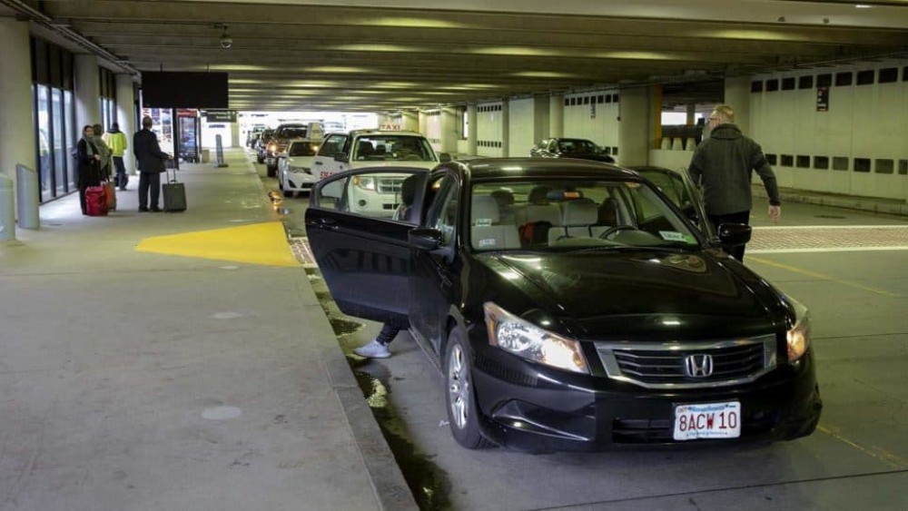 Khu vực đ&oacute;n xe taxi v&agrave; shuttle b&ecirc;n ngo&agrave;i nh&agrave; ga s&acirc;n bay Logan