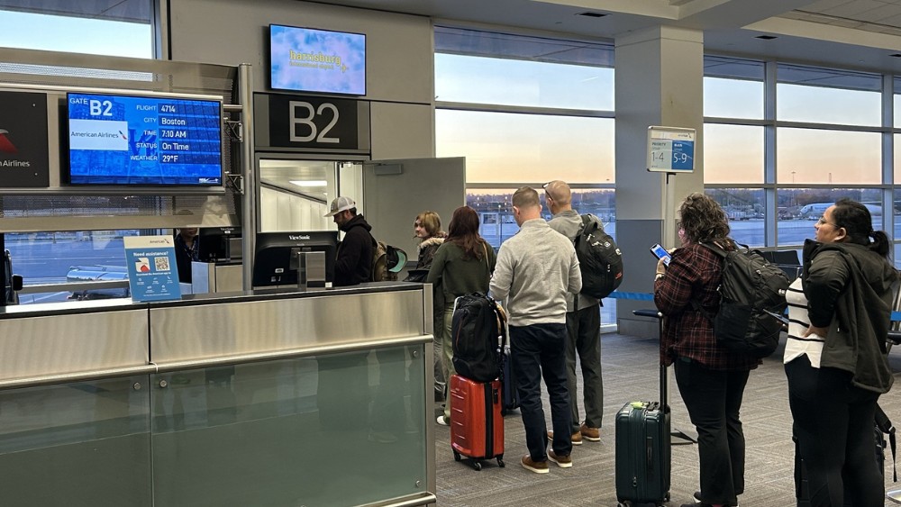  H&agrave;nh kh&aacute;ch l&agrave;m thủ tục check-in chuyến bay quốc tế đến Boston 