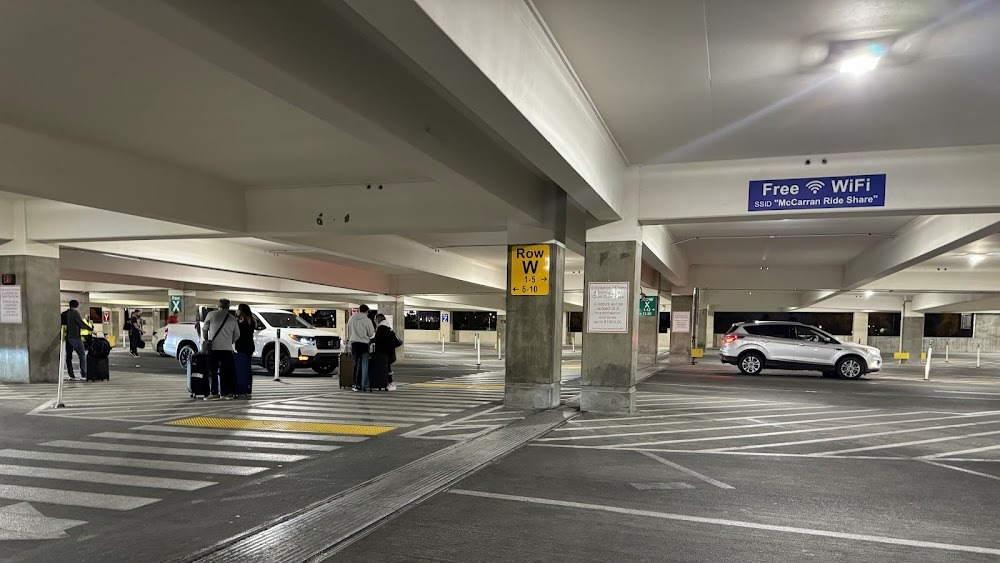 Khu vực đ&oacute;n taxi v&agrave; ride-share b&ecirc;n ngo&agrave;i nh&agrave; ga s&acirc;n bay Las Vegas McCarran 