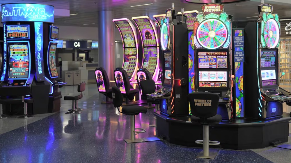 M&aacute;y slot machine đặc trưng b&ecirc;n trong nh&agrave; ga s&acirc;n bay quốc tế McCarran Las Vegas
