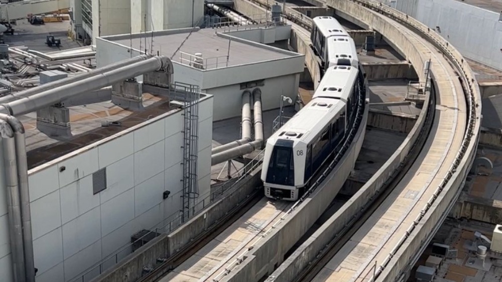 Hệ thống Skytrain nối c&aacute;c nh&agrave; ga b&ecirc;n trong s&acirc;n bay Miami (