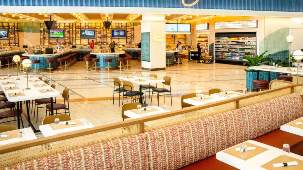  Khu vực mua sắm v&agrave; ăn uống trong nh&agrave; ga s&acirc;n bay quốc tế Miami 