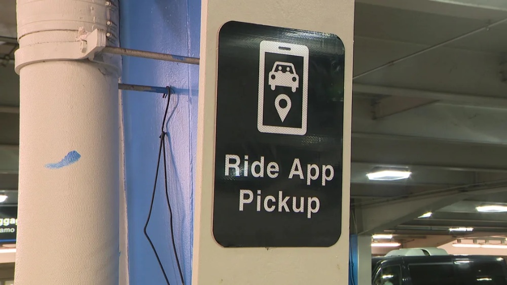 Biển chỉ dẫn khu vực đ&oacute;n xe rideshare tại tầng 1 s&acirc;n bay Miami 