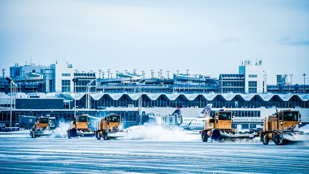 Tuyết trắng bao phủ khu vực sân bay Minneapolis vào mùa đông