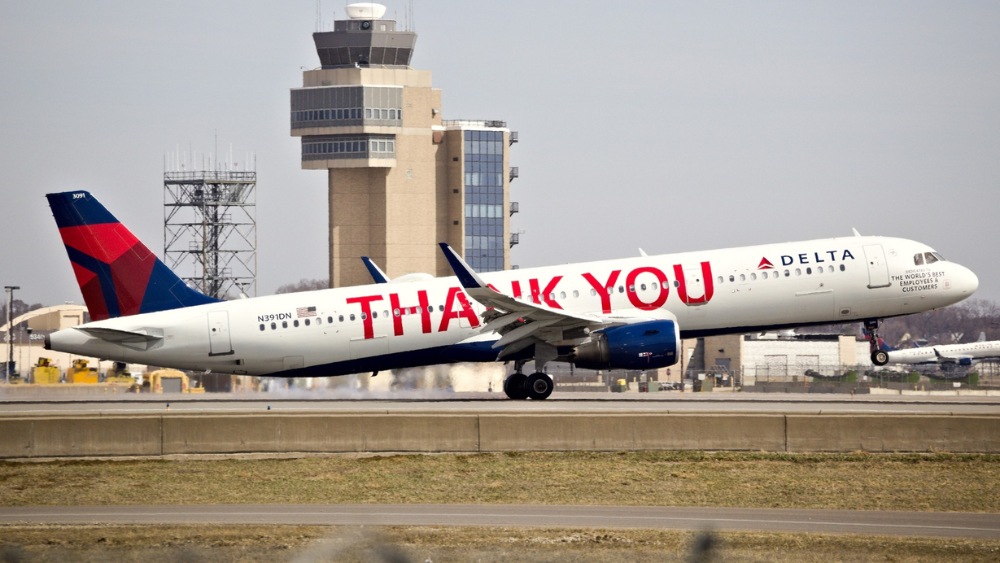 Máy bay Delta Air Lines đậu tại sân bay quốc tế Minneapolis−Saint Paul