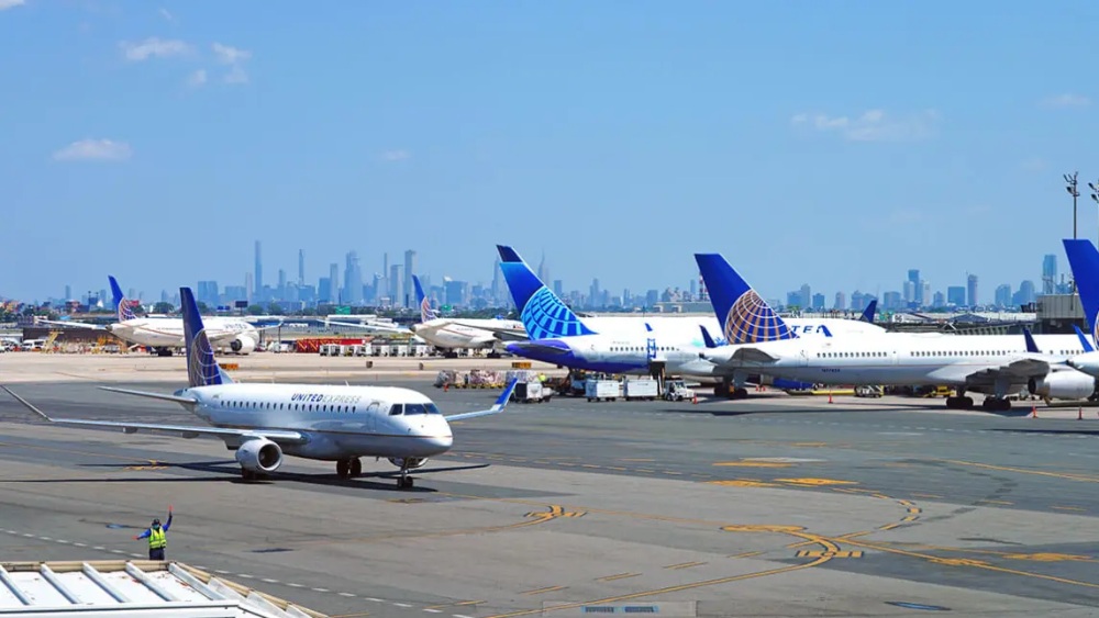 Nhiều h&atilde;ng h&agrave;ng kh&ocirc;ng quốc tế khai th&aacute;c tại s&acirc;n bay Newark Liberty EWR 