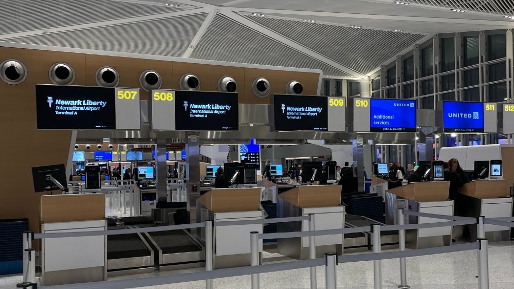 H&agrave;nh kh&aacute;ch l&agrave;m thủ tục check-in tại quầy của c&aacute;c h&atilde;ng h&agrave;ng kh&ocirc;ng tại s&acirc;n bay EWR