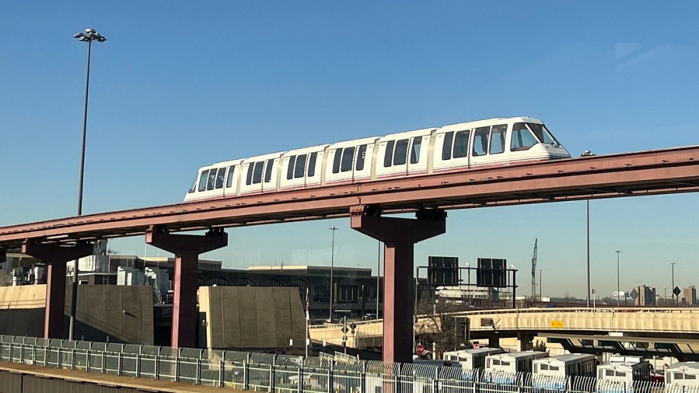  T&agrave;u AirTrain Newark kết nối c&aacute;c nh&agrave; ga s&acirc;n bay EWR