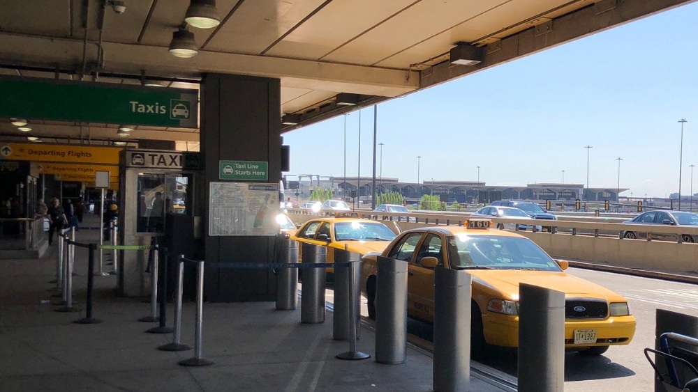 Khu vực đ&oacute;n xe taxi v&agrave; ride-share tại s&acirc;n bay Newark Liberty 