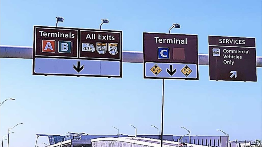 Bảng hiệu v&agrave; lối v&agrave;o nh&agrave; ga s&acirc;n bay Orlando