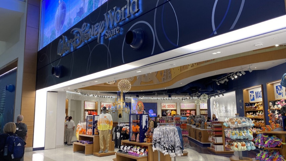 Khu mua sắm v&agrave; ăn uống b&ecirc;n trong nh&agrave; ga s&acirc;n bay Orlando Florida 