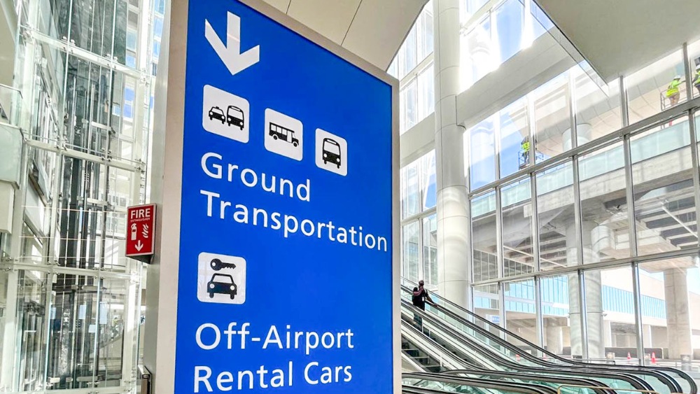  Khu vực đ&oacute;n taxi v&agrave; xe thu&ecirc; tại tầng 1 s&acirc;n bay quốc tế Orlando MCO