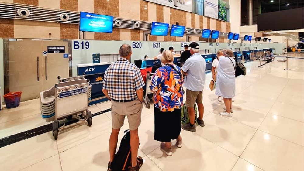 H&agrave;nh kh&aacute;ch l&agrave;m thủ tục check-in tại quầy h&agrave;ng kh&ocirc;ng quốc tế s&acirc;n bay T&acirc;n Sơn Nhất