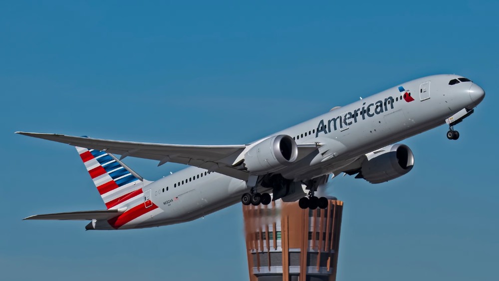 M&aacute;y bay đang cất c&aacute;nh từ s&acirc;n bay Phoenix Sky Harbor 
