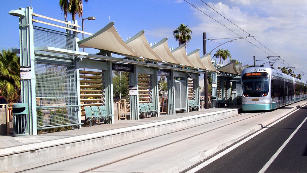 T&agrave;u điện Valley Metro Rail kết nối s&acirc;n bay PHX