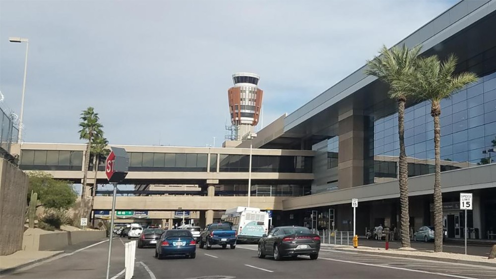 Khu vực đ&oacute;n xe v&agrave; vỉa h&egrave; trước cổng Terminal 4, s&acirc;n bay Phoenix