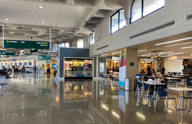 Khu vực ăn uống v&agrave; mua sắm b&ecirc;n trong nh&agrave; ga Terminal 2 s&acirc;n bay San Diego
