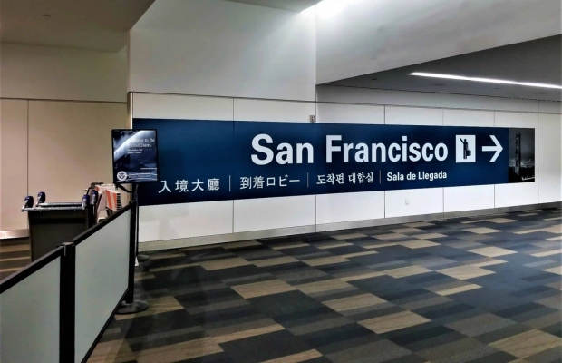 Bảng chỉ dẫn di chuyển tại tầng Arrivals của s&acirc;n bay SFO 