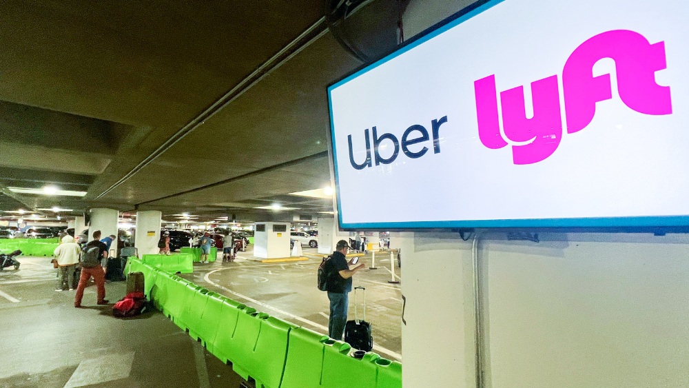 Khu vực đ&oacute;n xe taxi v&agrave; rideshare tại s&acirc;n bay Seattle
