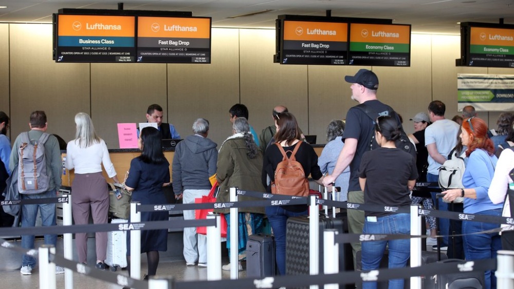 H&agrave;nh kh&aacute;ch l&agrave;m thủ tục tại khu vực check-in s&acirc;n bay quốc tế Seattle-Tacoma