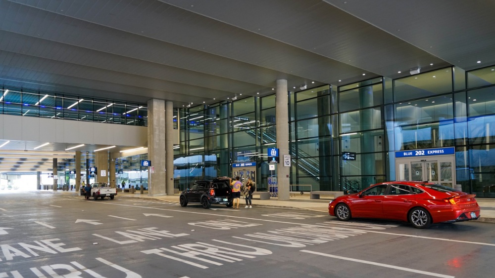 Khu vực đ&oacute;n xe b&ecirc;n ngo&agrave;i nh&agrave; ga s&acirc;n bay Tampa