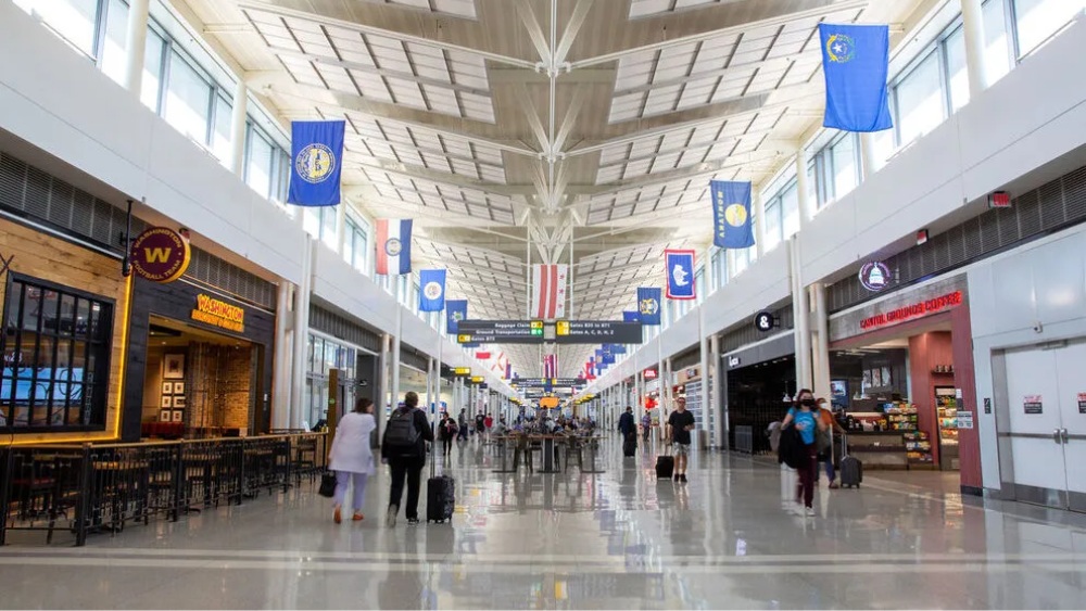 Kh&ocirc;ng gian mua sắm v&agrave; ẩm thực hiện đại b&ecirc;n trong nh&agrave; ga s&acirc;n bay quốc tế Washington Dulles