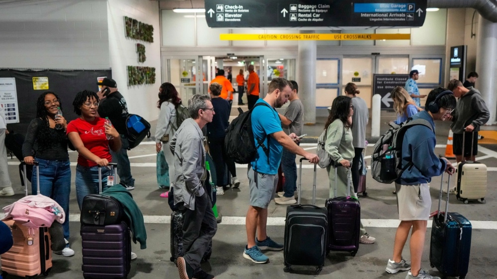 H&agrave;nh kh&aacute;ch tại khu vực check-in