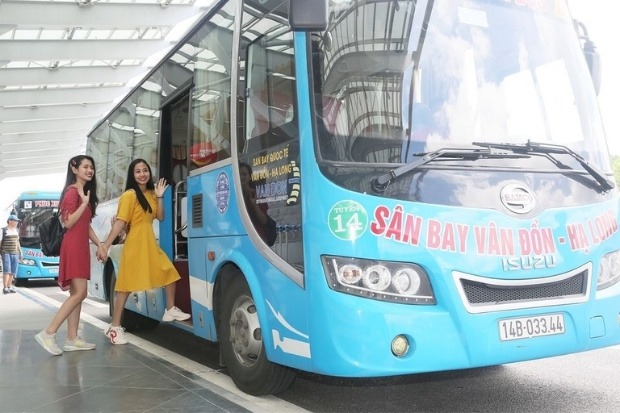 H&agrave;nh kh&aacute;ch di chuyển bằng tuyến xe bu&yacute;t số 14 kết nối từ s&acirc;n bay V&acirc;n Đồn về Hạ Long.