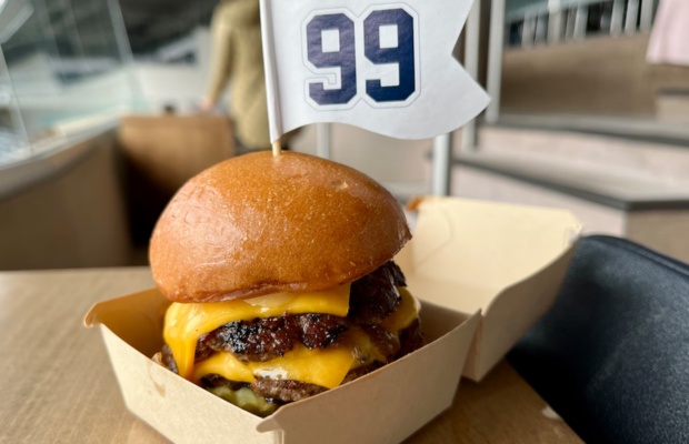 M&oacute;n burger cao cấp vinh danh đội trưởng Aaron Judge với thịt b&ograve; Wagyu v&agrave; ph&ocirc; mai thượng hạng.

