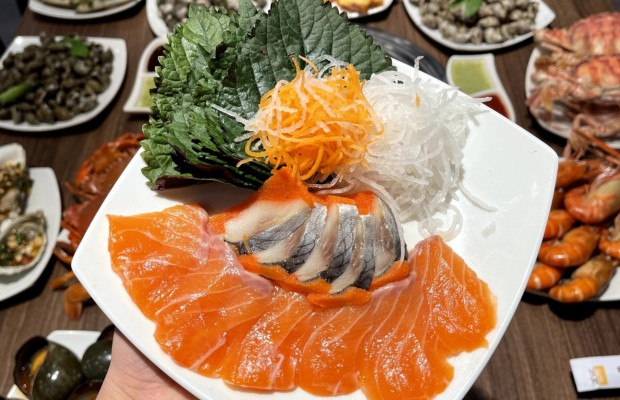 Thưởng thức Sashimi v&agrave; hải sản tươi sống tại khu vực b&atilde;i biển Songdo