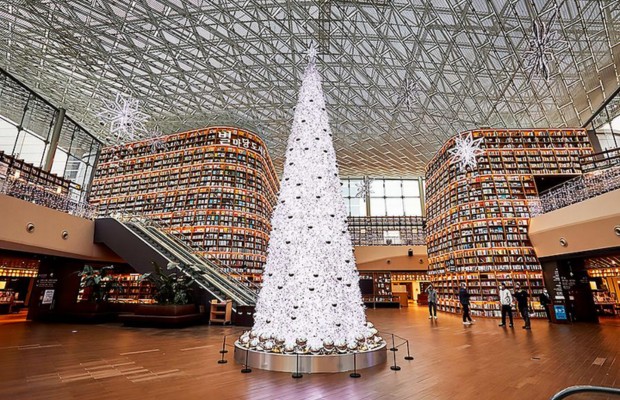 Starfield Library nổi bật với trang tr&iacute; Gi&aacute;ng sinh
