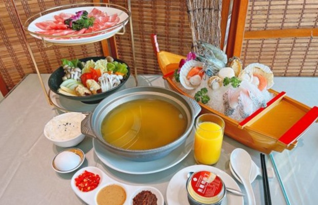 Ẩm thực Guguan g&acirc;y ấn tượng với c&aacute; hồi suối, kem th&ocirc;ng v&agrave; c&aacute;c m&oacute;n ăn đặc trưng v&ugrave;ng n&uacute;i Đ&agrave;i Trung.