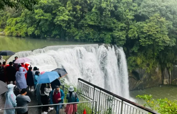 To&agrave;n cảnh Shifen Waterfall nh&igrave;n từ tr&ecirc;n cao