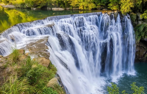 H&igrave;nh d&aacute;ng m&oacute;ng ngựa đặc trưng của Shifen Waterfall 